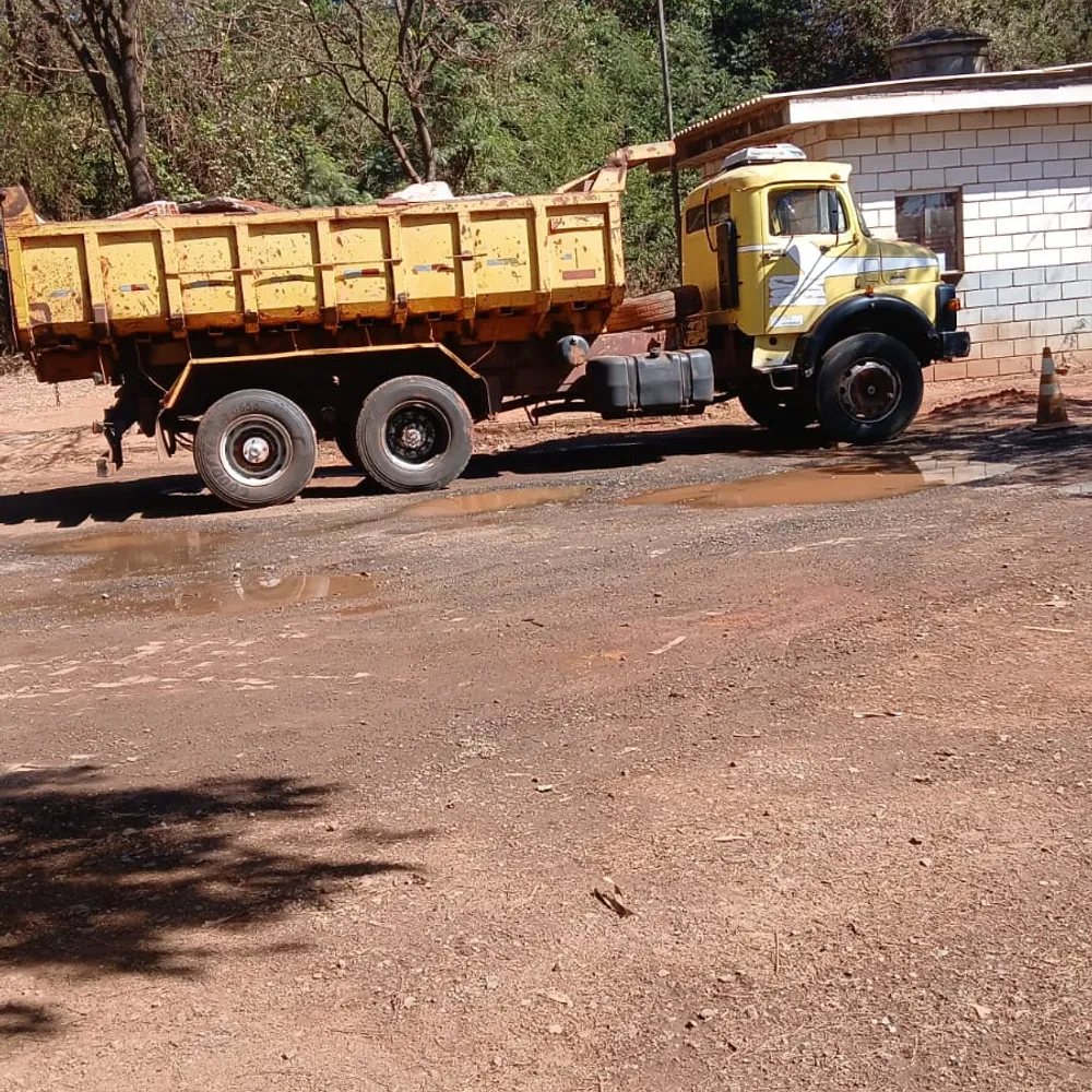 Caminhão caçamba carregado de terra