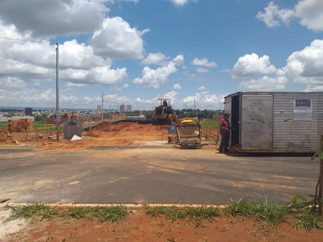 Terreno em obra com maquinário da Napoleão em Uberlândia